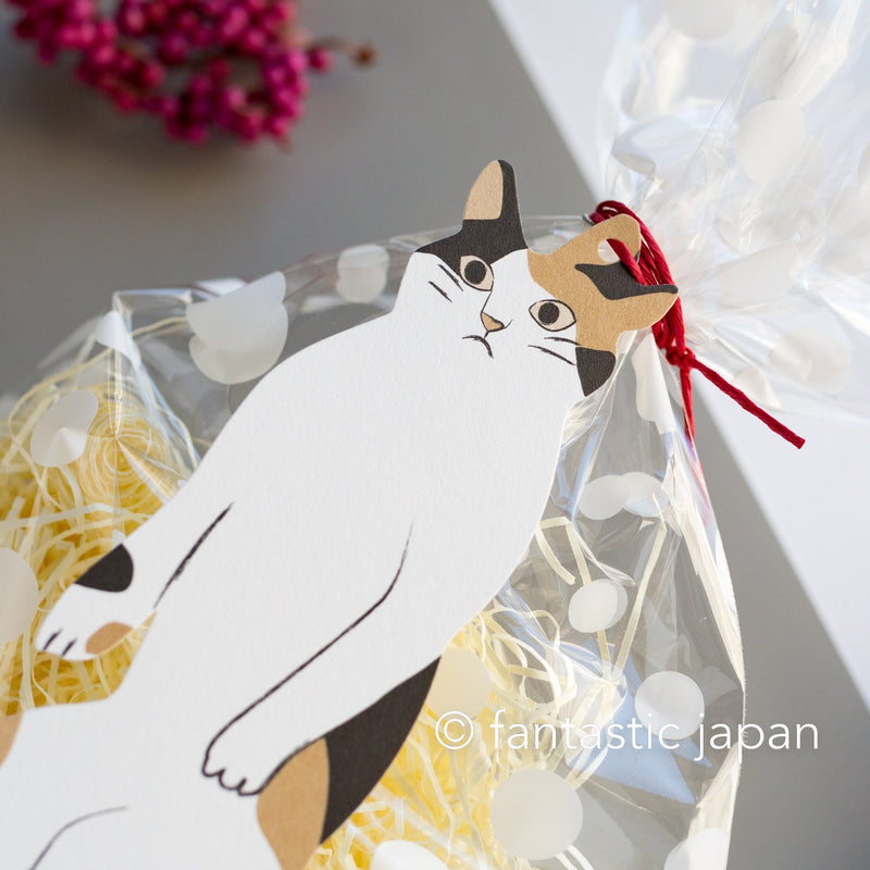 Gift tag -grabbing cat by neck- by hanakagoya