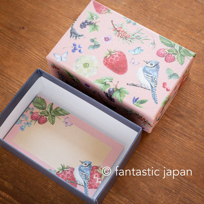 Message notes in a pink box by BUFFET STYLE