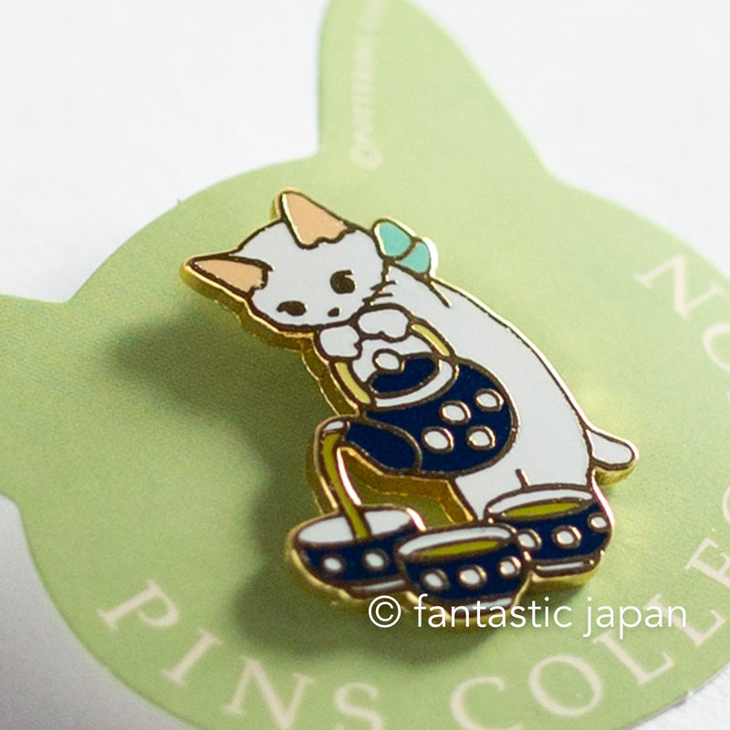 Pottering Cat hard enamel pin -Japanese tea-